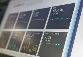 Tela com indicadores e gráficos financeiros.